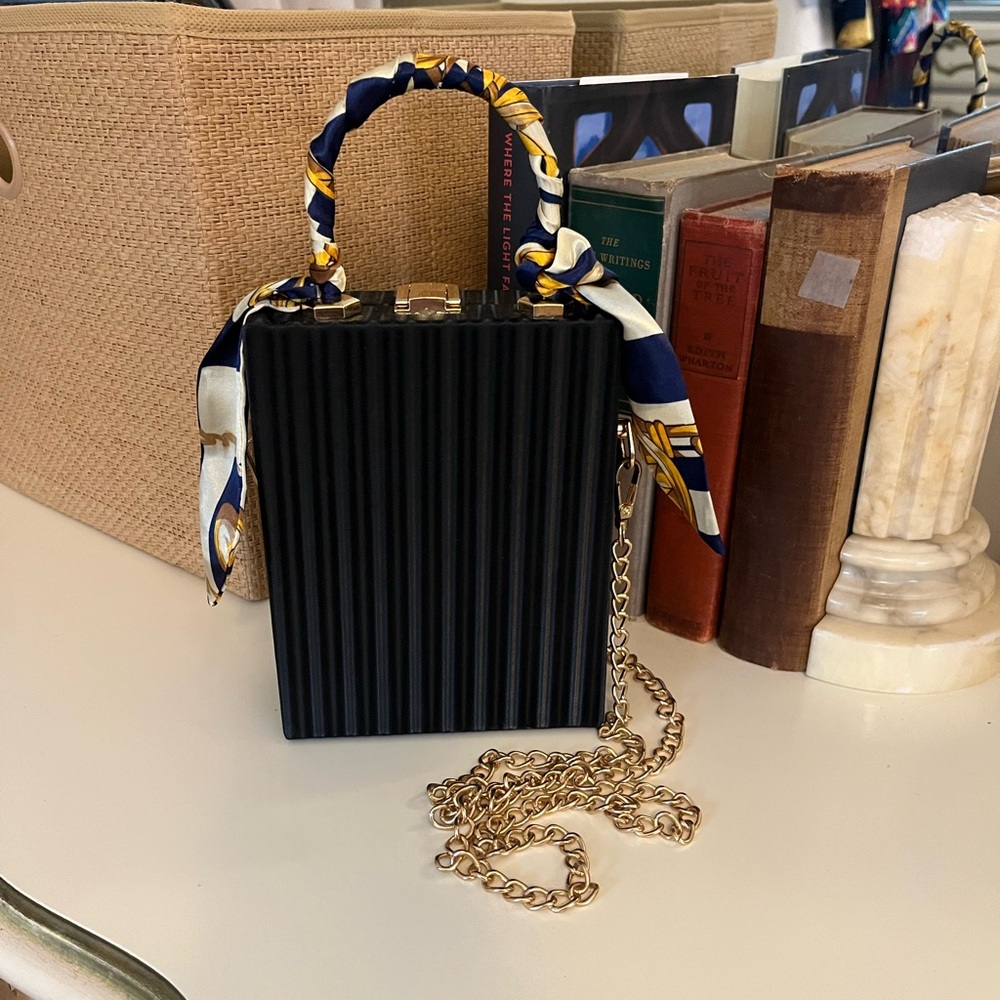 Stylish Women's Handbag with Graphic Design - Picture 3 of 9